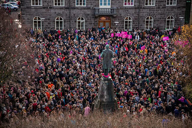 Crowd-of-women-demonstrating-kvennafridagurinn-Reykjavik-2016.jpg