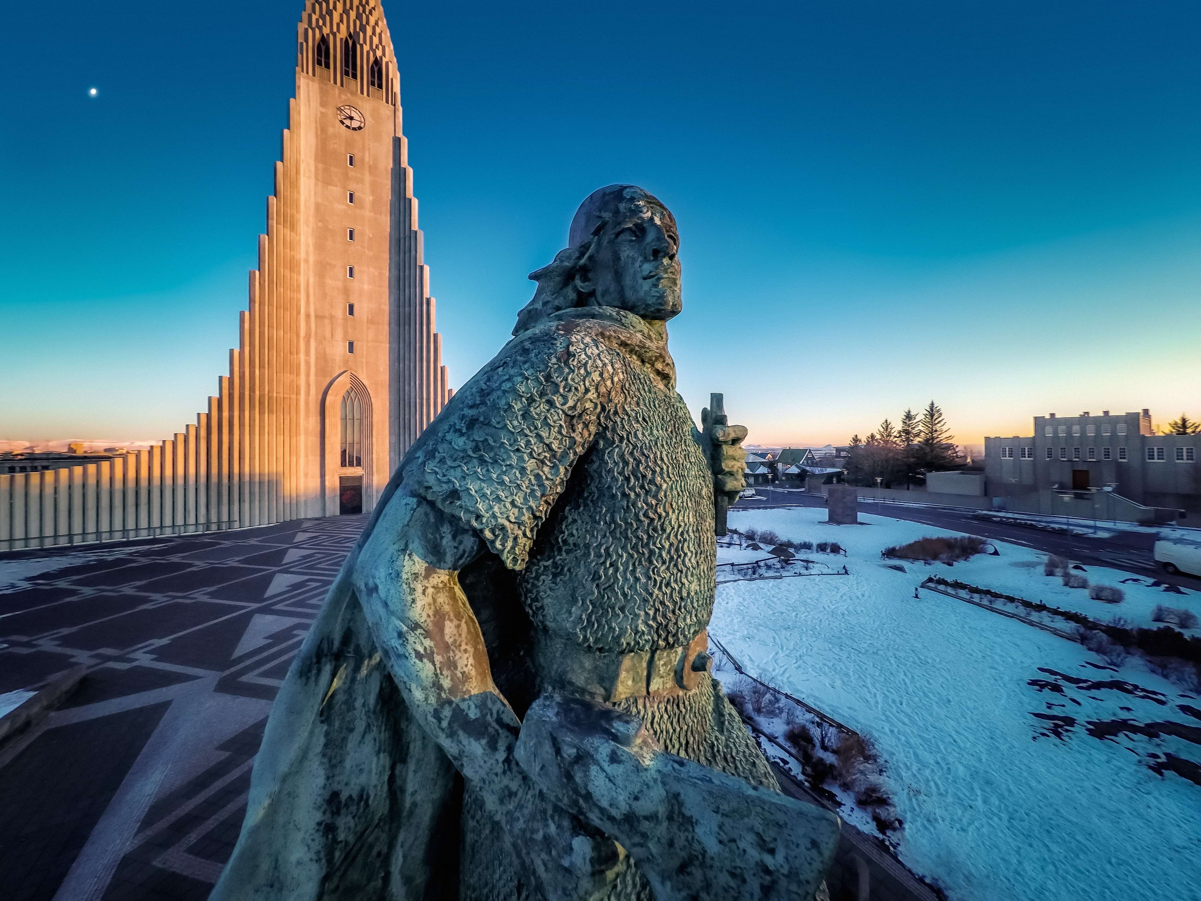 Leif Erikson statue in front of hallgrímskirkja church in Iceland