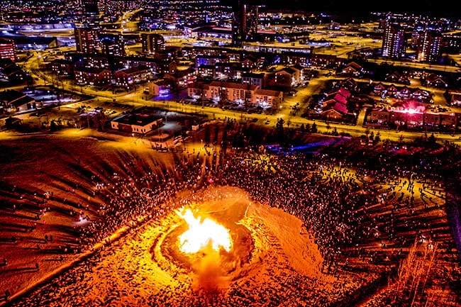 New-Years-Eve-bonfire-Reykjavik.jpg