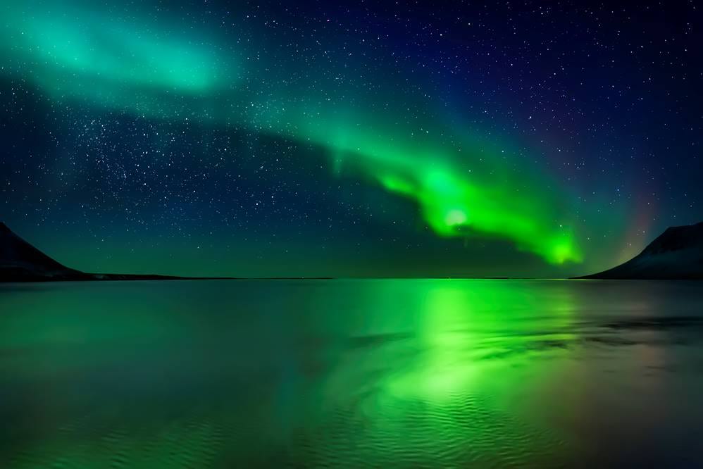 Northern_lights_over_lake