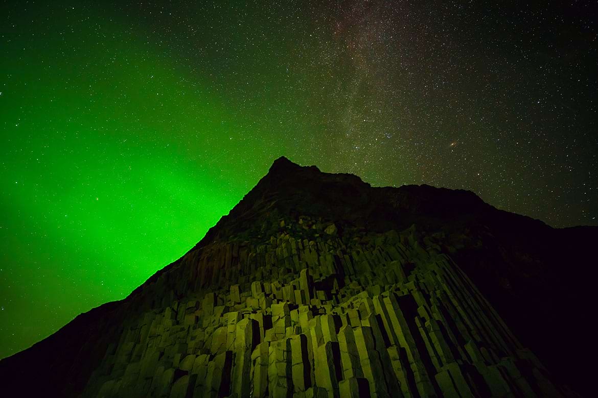 冰岛南岸雷尼斯黑沙滩北极光