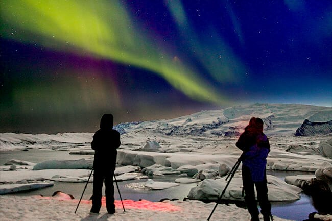 People-taking-pictures-of-northern-lights-with-tripods