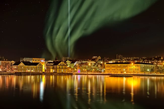 Reykjavikurtjorn-northern-lights-peace-tower.jpg