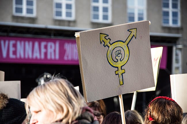 Women-sign-at-kvennafridagurinn-Reykjavik-2016.jpg